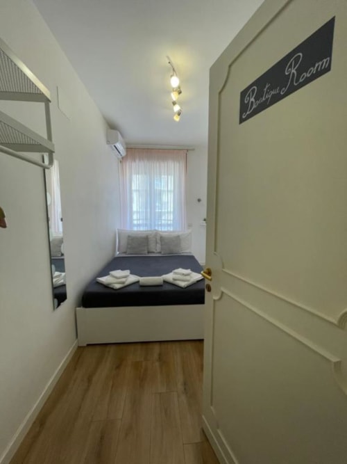 Sweet Rest | Camere a Roma con Tv, Wifi, soggiorno, cucina attrezzata, doccia, asciugacapelli, forno, zona pranzo. Nelle vicinanze : Trastevere, Tempio Maggiore, Campo de' Fiori, Foro Romano, Basilica di Santa Maria, Belvedere del Gianincolo, Fontana dell'Acqua Paola, Ghetto di Roma, Villa Carpegna, Colosseo, Fiume Tevere, Altare della Patria.