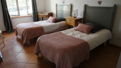 Chambre double à la Maison d'hôtes Sylvie CAMBON à Montséret avec deux lits, mobilier en bois et vue sur le jardin