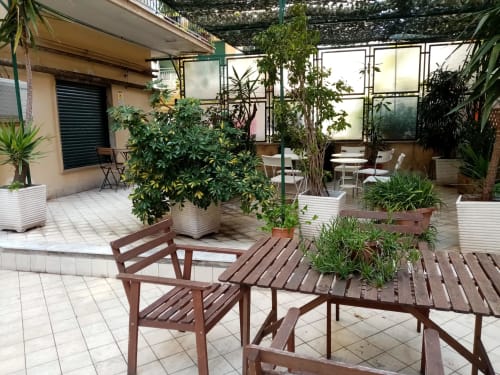 Camera doppia con due letti aggiuntivi | B&B San Severo, nel centro storico di Napoli. Dispone di Wifi, aria condizionata, ventilatore, ferro da stiro, scrivania, adattatore, asciugacapelli, TV schermo piatto, balcone, terrazza.
