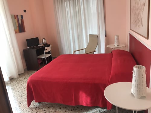 Camera doppia con due letti aggiuntivi | B&B San Severo, nel centro storico di Napoli. Dispone di Wifi, aria condizionata, ventilatore, ferro da stiro, scrivania, adattatore, asciugacapelli, TV schermo piatto, balcone, terrazza.