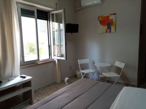 Camera doppia con letto | B&B San Severo, a Napoli. Offre Wifi, appendiabiti, aria condizionata, ventilatore, ferro da stiro, scrivania, adattatore, asciugacapelli, TV schermo piatto, balcone, terrazza.
