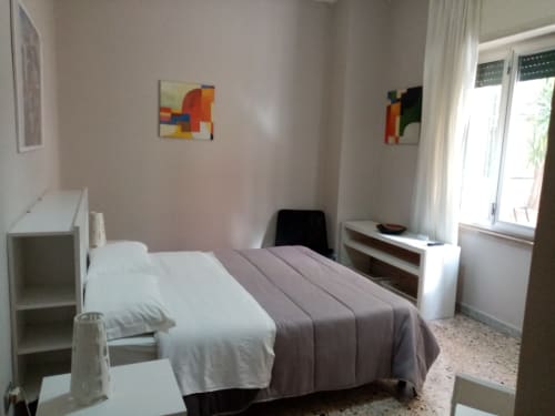 Camera doppia con letto | B&B San Severo, a Napoli. Offre Wifi, appendiabiti, aria condizionata, ventilatore, ferro da stiro, scrivania, adattatore, asciugacapelli, TV schermo piatto, balcone, terrazza.