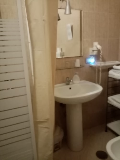 Camera doppia con letto | B&B San Severo, a Napoli. Offre Wifi, appendiabiti, aria condizionata, ventilatore, ferro da stiro, scrivania, adattatore, asciugacapelli, TV schermo piatto, balcone, terrazza.