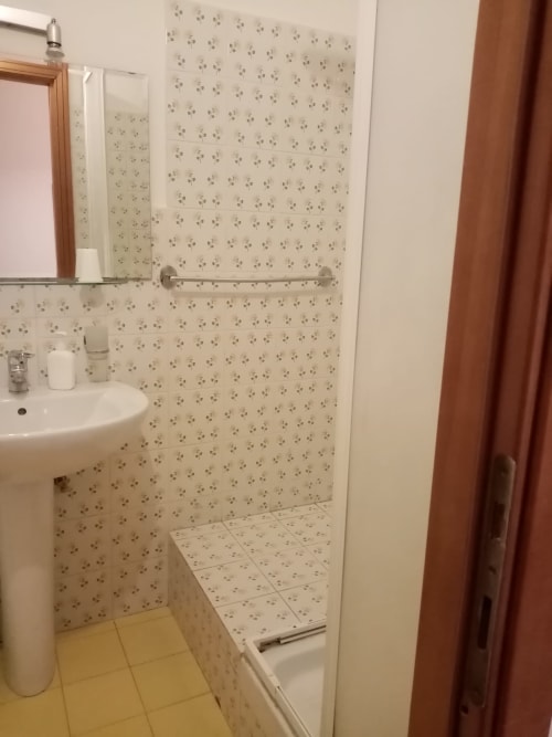 Camera doppia con letto | B&B San Severo, a Napoli. Offre Wifi, appendiabiti, aria condizionata, ventilatore, ferro da stiro, scrivania, adattatore, asciugacapelli, TV schermo piatto, balcone, terrazza.