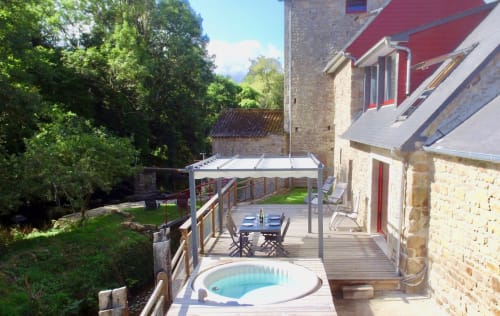 Le Jaccuzi sur la terrasse du Moulin pour se ressourcer en Bretagne