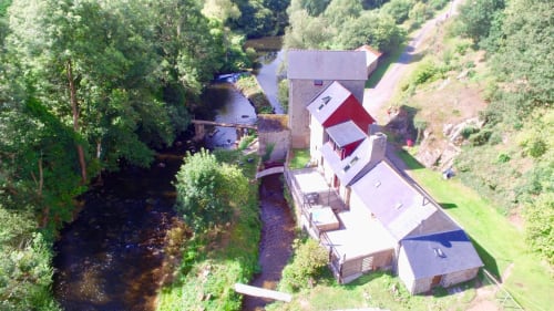Le Moulin du Pont neuf traversé par le Léguer fleuve de la côte de granit rose Perros Guirec & Trégastel