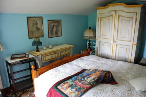Blue Room | Villa Mirano B&B, just outside Turin. It offers free Wifi, flat screen TV, wardrobe, air conditioning, hairdryer, private bathroom, shower, DVD player, dining room, lounge, outdoor pool.