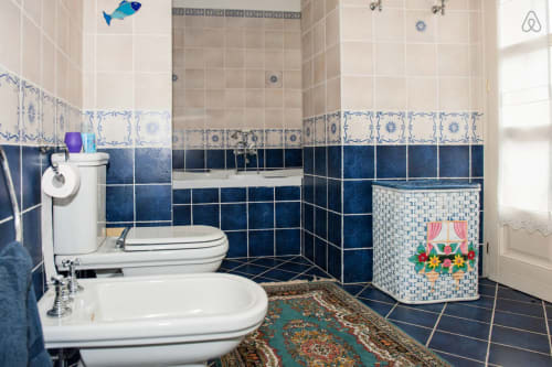 Camera Rossa | Villa Mirano B&B, alle porte di porte di Torino, con vista giardino. Offre un grande bagno privato, un letto matrimoniale, caminetto antico, wifi, scrivania, TV schermo piatto, Lettore DVD, Sala da pranzo, piscina estiva.
