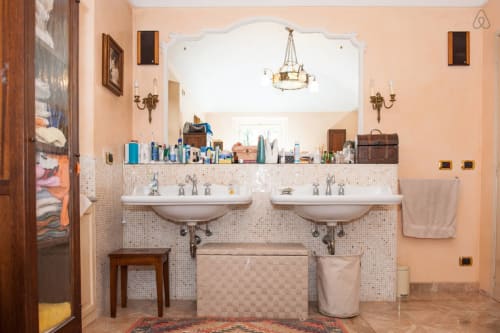 Suite Rosa | Villa Mirano B&B, with pool view near Turin. It accommodates 3 people, offers 1 single bed, 1 double bed, large private bathroom, balcony with view, free Wifi, Smart Tv with Sky, Netflix, Amazon Prime Video, laundry service, hairdryer, shower, XBox.