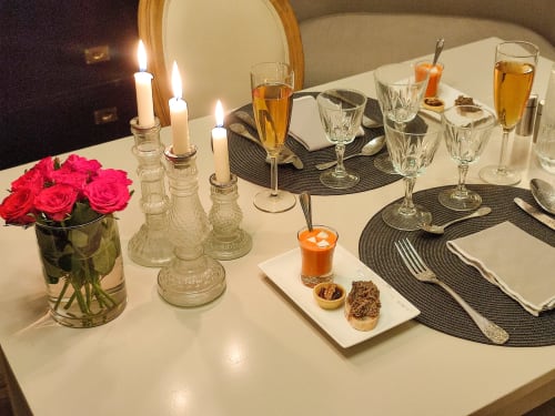 La table d'hôtes est mise et vous attend