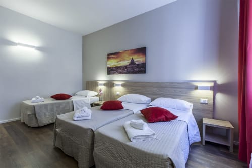 Camera San Pietro | B&B La Palma, Roma. Letto matrimoniale o doppio, singolo. Ideale per 3 persone. Servizi: doccia emozionale, climatizzazione, Wifi, scrivania, bagno privato, asciugamani, aria condizionata, TV, finestra, parcheggio, pet friendly.