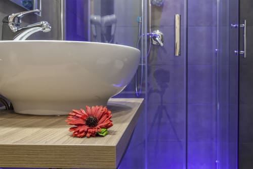 Camera San Pietro | B&B La Palma, Roma. Letto matrimoniale o doppio, singolo. Ideale per 3 persone. Servizi: doccia emozionale, climatizzazione, Wifi, scrivania, bagno privato, asciugamani, aria condizionata, TV, finestra, parcheggio, pet friendly.