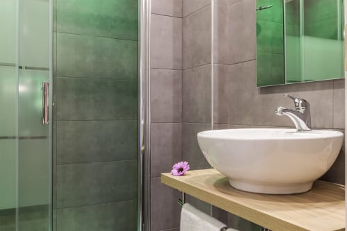 Camera Colosseo | B&B La Palma, Roma. Letto matrimoniale moderno, arredi tradizione romana. Ideale per coppie. Servizi: doccia emozionale, climatizzazione, Wifi, scrivania, bagno privato, asciugamani, aria condizionata, TV, finestra, parcheggio, pet friendly.
