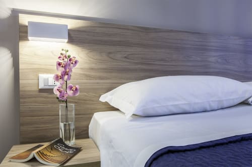 Camera Colosseo | B&B La Palma, Roma. Letto matrimoniale moderno, arredi tradizione romana. Ideale per coppie. Servizi: doccia emozionale, climatizzazione, Wifi, scrivania, bagno privato, asciugamani, aria condizionata, TV, finestra, parcheggio, pet friendly.