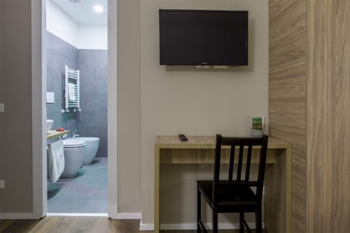 Camera Pantheon | B&B La Palma, Roma. Letto matrimoniale con lettino aggiuntivo. Ideale per 3 persone. Servizi: doccia emozionale, climatizzazione, Wifi, scrivania, bagno privato, asciugamani, aria condizionata, TV, finestra, parcheggio, pet friendly.