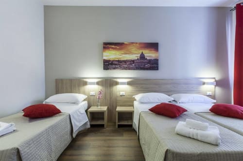 Camera San Pietro | B&B La Palma, Roma. Letto matrimoniale o doppio, singolo. Ideale per 3 persone. Servizi: doccia emozionale, climatizzazione, Wifi, scrivania, bagno privato, asciugamani, aria condizionata, TV, finestra, parcheggio, pet friendly.