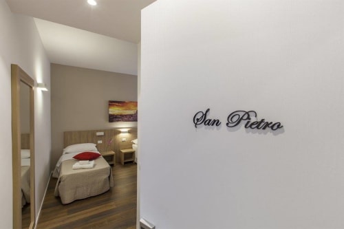Camera San Pietro | B&B La Palma, Roma. Letto matrimoniale o doppio, singolo. Ideale per 3 persone. Servizi: doccia emozionale, climatizzazione, Wifi, scrivania, bagno privato, asciugamani, aria condizionata, TV, finestra, parcheggio, pet friendly.