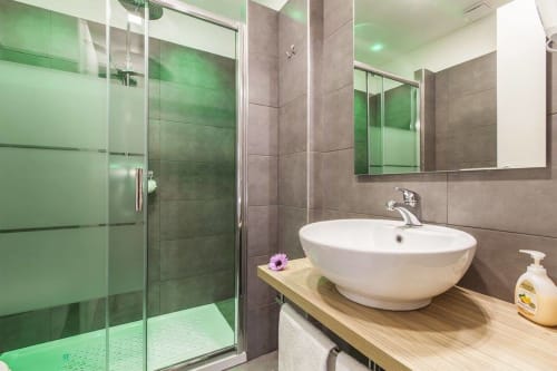 Camera Colosseo | B&B La Palma, Roma. Letto matrimoniale moderno, arredi tradizione romana. Ideale per coppie. Servizi: doccia emozionale, climatizzazione, Wifi, scrivania, bagno privato, asciugamani, aria condizionata, TV, finestra, parcheggio, pet friendly.