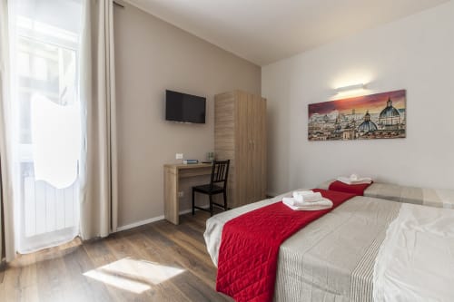 Camera Vittoriano | B&B La Palma, Roma. 4 posti letto, matrimoniale e singoli, doccia emozionale, climatizzazione, Wifi, scrivania, bagno privato, asciugamani, aria condizionata, TV, finestra, parcheggio, pet friendly.