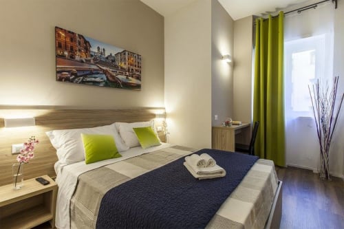 Camera Trinitá dei monti | B&B La Palma, Roma. Suite con 2 camere da letto, doccia emozionale, climatizzazione, Wifi, scrivania, bagno privato, asciugamani, aria condizionata, TV, finestra, parcheggio, pet friendly.