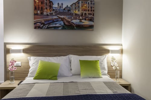 Camera Trinitá dei monti | B&B La Palma, Roma. Suite con 2 camere da letto, doccia emozionale, climatizzazione, Wifi, scrivania, bagno privato, asciugamani, aria condizionata, TV, finestra, parcheggio, pet friendly.