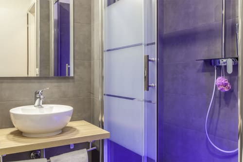 Camera Trinitá dei monti | B&B La Palma, Roma. Suite con 2 camere da letto, doccia emozionale, climatizzazione, Wifi, scrivania, bagno privato, asciugamani, aria condizionata, TV, finestra, parcheggio, pet friendly.