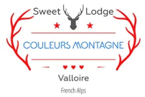Logo Sweet Lodge Couleurs Montagne avec bois rouge, tête de cerf et cœurs pour Valloire Alpes françaises