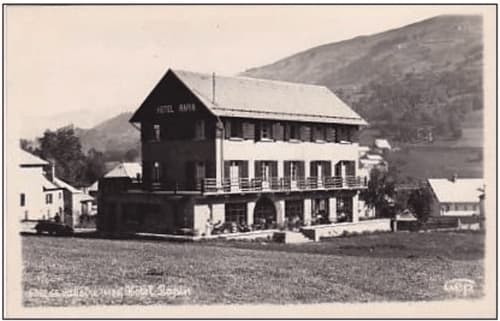 Hotel Couleurs Montagne a Valloire con sfondo di montagne alpine, architettura vintage e cortile d'ingresso