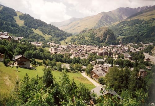 Hôtel Couleurs Montagne en vallée de Valloire, niché dans les Alpes au cœur des forêts