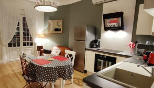 Appartement-studio moderne à La Maison Virginie à Montargis avec table à manger, cuisine, lit et coin salon avec télévision