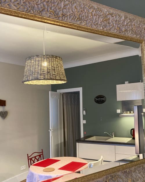 Cuisine-salle à manger moderne de l'appartement La Maison Virginie à Montargis avec luminaire suspendu tissé et mur d'accent vert