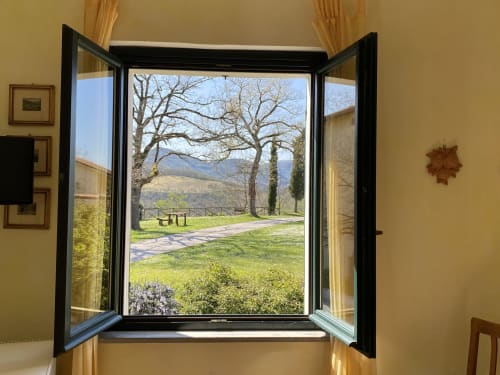 Agriturismo Ca' le Suore | Piccolo bilocale a Cagli, Marche, casa vacanze provincia Pesaro Urbino. Appartamento con terrazza, vista giardino, soggiorno con angolo cottura, camera matrimoniale, divano letto, bagno con doccia. Wifi, TV, spazio esterno, piscina con sdraio, campo da tennis, camino, ventilatore.