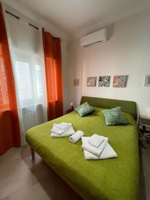 Sweet Rest | Camere a Roma con Tv, Wifi, soggiorno, cucina attrezzata, doccia, asciugacapelli, forno, zona pranzo. Nelle vicinanze : Trastevere, Tempio Maggiore, Campo de' Fiori, Foro Romano, Basilica di Santa Maria, Belvedere del Gianincolo, Fontana dell'Acqua Paola, Ghetto di Roma, Villa Carpegna, Colosseo, Fiume Tevere, Altare della Patria.
