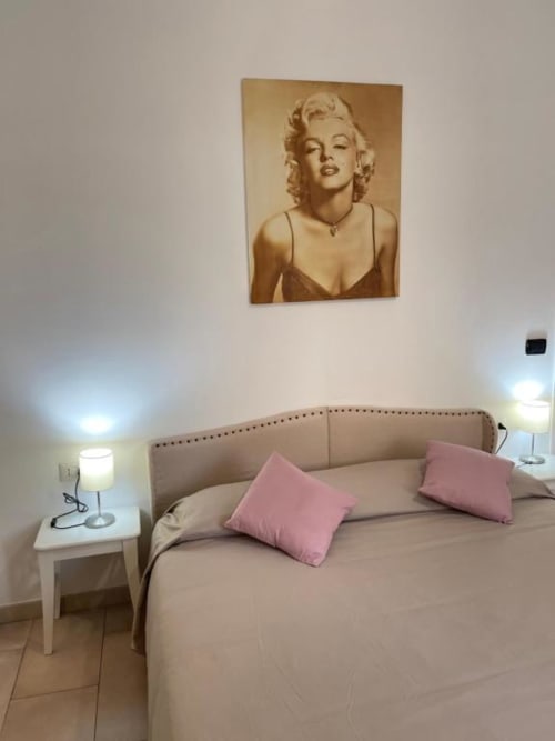 Sweet Rest | Camere a Roma con Tv, Wifi, soggiorno, cucina attrezzata, doccia, asciugacapelli, forno, zona pranzo. Nelle vicinanze : Trastevere, Tempio Maggiore, Campo de' Fiori, Foro Romano, Basilica di Santa Maria, Belvedere del Gianincolo, Fontana dell'Acqua Paola, Ghetto di Roma, Villa Carpegna, Colosseo, Fiume Tevere, Altare della Patria.