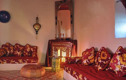chambre marocaine-sude de la France-grand miroir-coussins