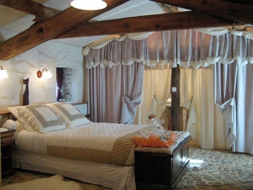 chambre à l'ancienne-Cévennes-galets de la Cèze-Le Mas de Cyjelac