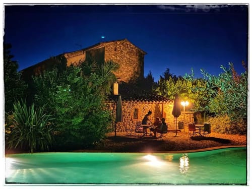 Le Mas de Cyjelac - Repas au bord de la piscine le soir - Table d'hôtes