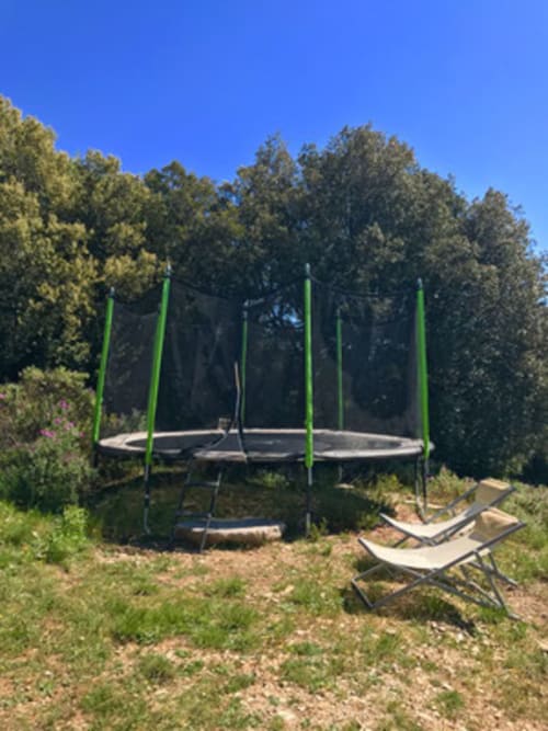 Réservation maison familiale avec trampoline, Ecolodge joy, au petit paradis, séjour haute-languedoc, Velieux.
