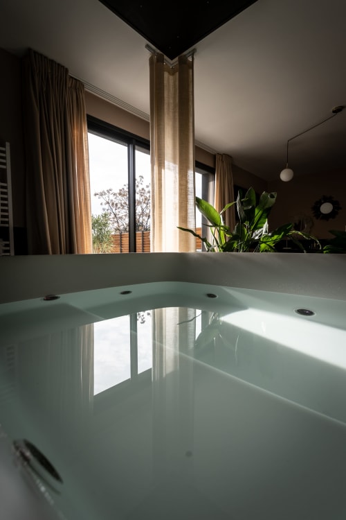 Bed and breakfast maison florence ivakno in coudoux near Aix-en-provence 4-star tourist accommodation romantic suite with jacuzzi and swimming pool holiday home for 15 people charming cottage for 4 charming cottage