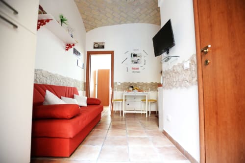 Little House Roma | Roma Casa Tua Alloggi Roma, Italia, Testaccio, tripla, letto matrimoniale, divano letto, camera doppia, bagno privato, doccia, asciugacapelli, TV, wifi, aria condizionata, Colosseo, Foro Romano, Fori Imperiali, Altare della Patria, Piazza di Spagna, Fontana di Trevi