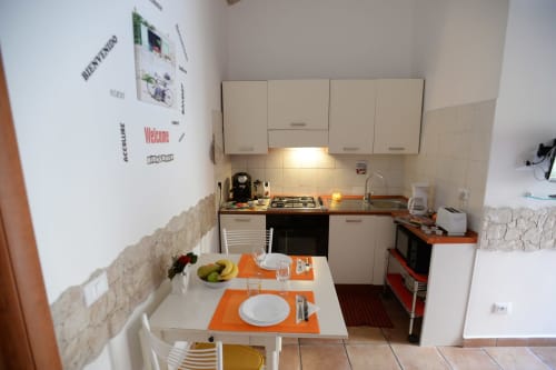 Little House Roma | Roma Casa Tua Alloggi Roma, Italia, Testaccio, tripla, letto matrimoniale, divano letto, camera doppia, bagno privato, doccia, asciugacapelli, TV, wifi, aria condizionata, Colosseo, Foro Romano, Fori Imperiali, Altare della Patria, Piazza di Spagna, Fontana di Trevi