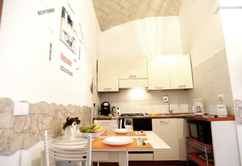 Little House Roma | Roma Casa Tua Alloggi Roma, Italia, Testaccio, tripla, letto matrimoniale, divano letto, camera doppia, bagno privato, doccia, asciugacapelli, TV, wifi, aria condizionata, Colosseo, Foro Romano, Fori Imperiali, Altare della Patria, Piazza di Spagna, Fontana di Trevi