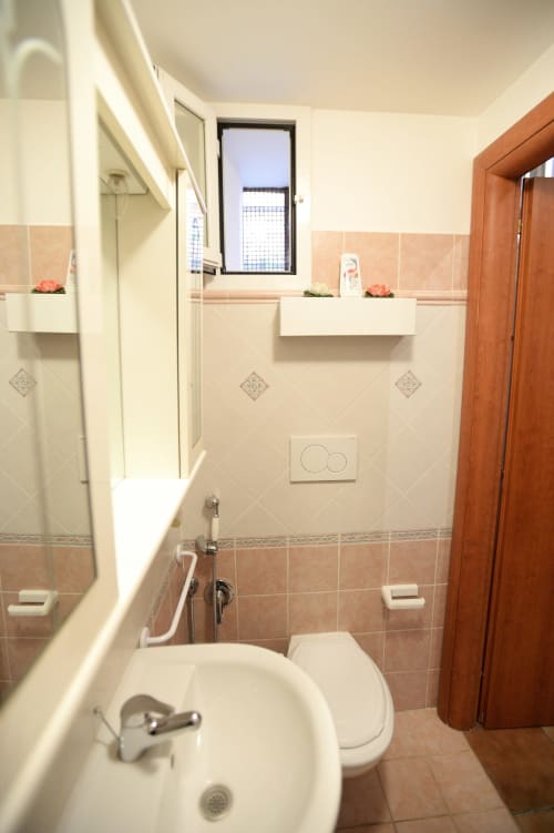 Little House Roma | Roma Casa Tua Alloggi Roma, Italia, Testaccio, tripla, letto matrimoniale, divano letto, camera doppia, bagno privato, doccia, asciugacapelli, TV, wifi, aria condizionata, Colosseo, Foro Romano, Fori Imperiali, Altare della Patria, Piazza di Spagna, Fontana di Trevi