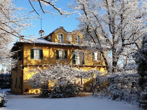 Villa Mirano B&B | Chambres à Piossasco, dans la banlieue de Turin. Il propose une piscine, un jardin, le Wifi gratuit, une télévision à écran plat, les animaux domestiques sont admis, un petit-déjeuner continental, un parking intérieur gratuit, un espace pour enfants. A proximité : Bioparc ZOOM, Vallée de Susa, pistes de ski, cyclisme, mototourisme.