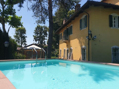 Villa Mirano B&B | Rooms in Piossasco, on the outskirts of Turin. It offers swimming pool, garden, free Wifi, flat screen TV, pets allowed, continental breakfast, free indoor parking, children's area. Nearby: ZOOM Biopark, Susa Valley, ski slopes, cycling, motorbike tourism.