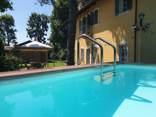 Villa Mirano B&B | Chambres à Piossasco, dans la banlieue de Turin. Il propose une piscine, un jardin, le Wifi gratuit, une télévision à écran plat, les animaux domestiques sont admis, un petit-déjeuner continental, un parking intérieur gratuit, un espace pour enfants. A proximité : Bioparc ZOOM, Vallée de Susa, pistes de ski, cyclisme, mototourisme.