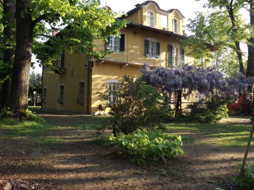 Villa Mirano B&B | Rooms in Piossasco, on the outskirts of Turin. It offers swimming pool, garden, free Wifi, flat screen TV, pets allowed, continental breakfast, free indoor parking, children's area. Nearby: ZOOM Biopark, Susa Valley, ski slopes, cycling, motorbike tourism.