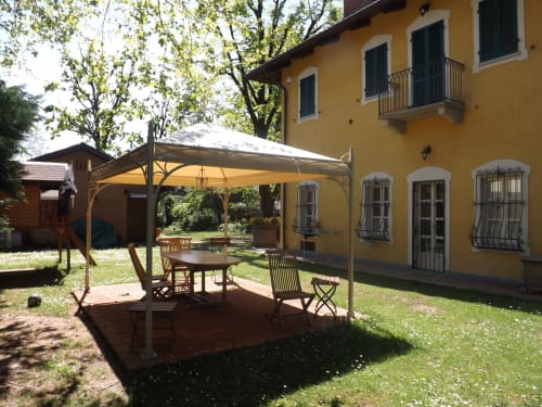 Villa Mirano B&B | Chambres à Piossasco, dans la banlieue de Turin. Il propose une piscine, un jardin, le Wifi gratuit, une télévision à écran plat, les animaux domestiques sont admis, un petit-déjeuner continental, un parking intérieur gratuit, un espace pour enfants. A proximité : Bioparc ZOOM, Vallée de Susa, pistes de ski, cyclisme, mototourisme.