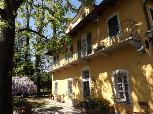 Villa Mirano B&B | Rooms in Piossasco, on the outskirts of Turin. It offers swimming pool, garden, free Wifi, flat screen TV, pets allowed, continental breakfast, free indoor parking, children's area. Nearby: ZOOM Biopark, Susa Valley, ski slopes, cycling, motorbike tourism.