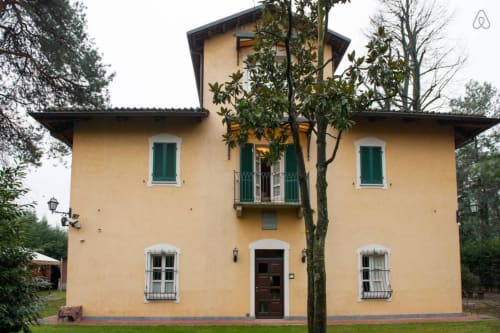 Villa Mirano B&B | Rooms in Piossasco, on the outskirts of Turin. It offers swimming pool, garden, free Wifi, flat screen TV, pets allowed, continental breakfast, free indoor parking, children's area. Nearby: ZOOM Biopark, Susa Valley, ski slopes, cycling, motorbike tourism.